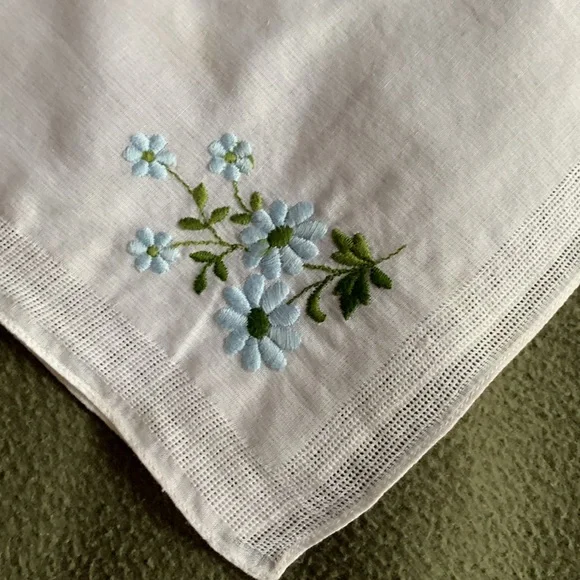 Lot of 4 embroidered handkerchiefs.  Approximately 12 x 12 - Picture 5 of 6